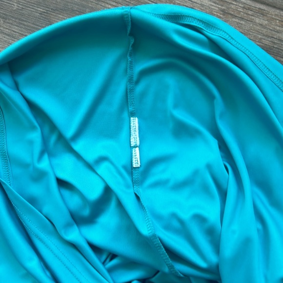 Men’s Dolphin 🐬 long sleeve hooded dry fit - Picture 6 of 6